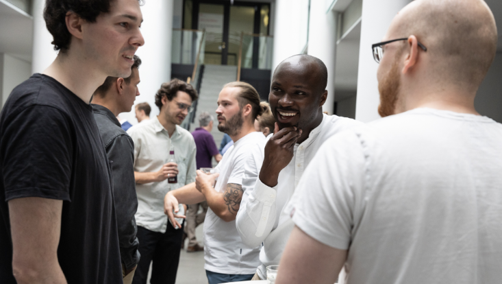 Das Bild zeigt HCHE Mitglieder im Foyer