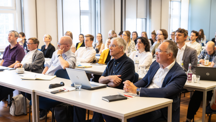 Zusehen sind scientific advisory Mitglieder und HCHE Mitglieder bei einem Vortrag