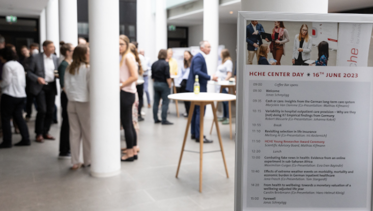 Auf dem Bild ist die Eingangshalle des HCHE am Zentrumstag zusehen