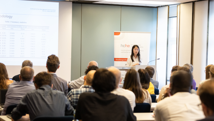 Zusehen ist M.Ai beim Vortrag