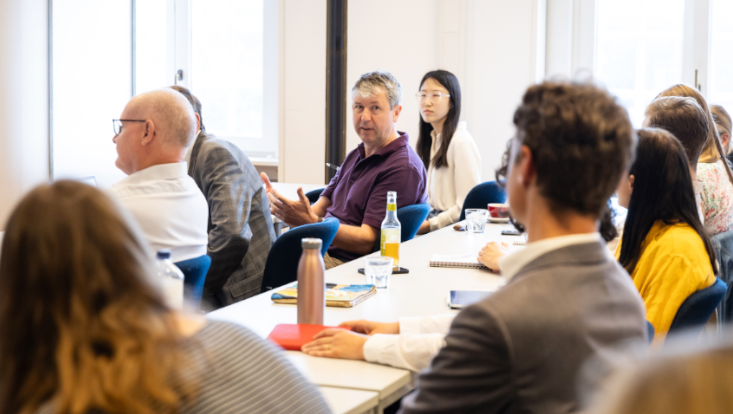 Zusehen sind Prof. Dr. Kifman und andere HCHE Mitglieder in einer Diskussion