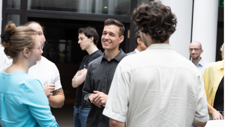 Das Bild zeigt HCHE Mitglieder im Foyer