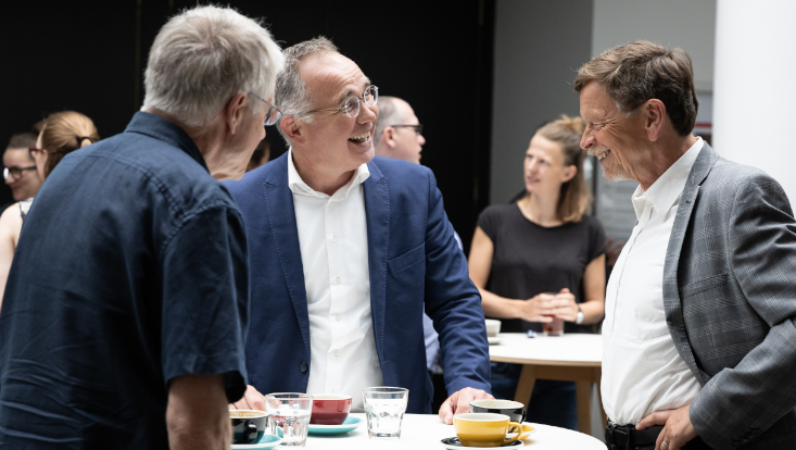 Zusehen sind Prof. F. Breyer, Prof. W. Brouwer und Prof. T. Iversen