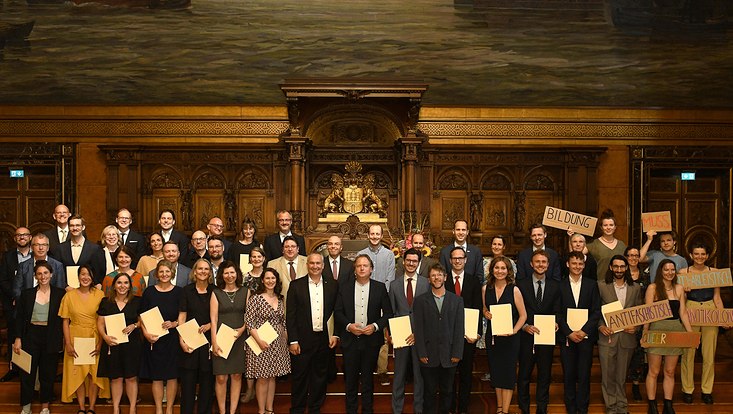 Gruppenfoto mit Preisträger:innen