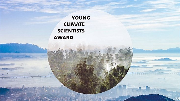 Im Hintergrund eine Stadt im Nebel, im Vordergrund ein Kreis mit dem Bild eines Waldes im Nebel, darauf der Schriftzug Young Climate Scientist Award