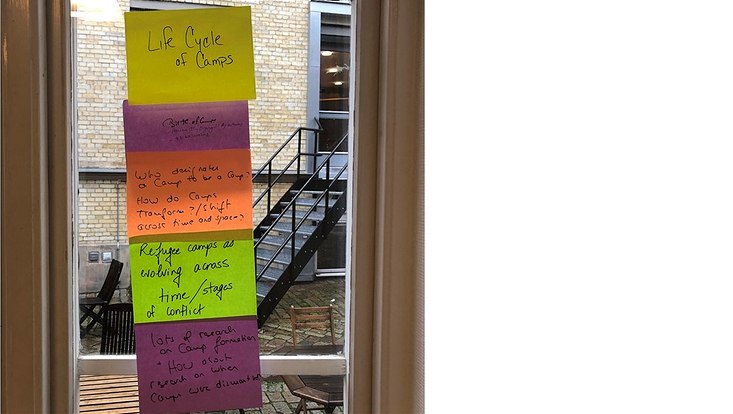 Pins Themenvorschläge auf Post-Its am Fenster