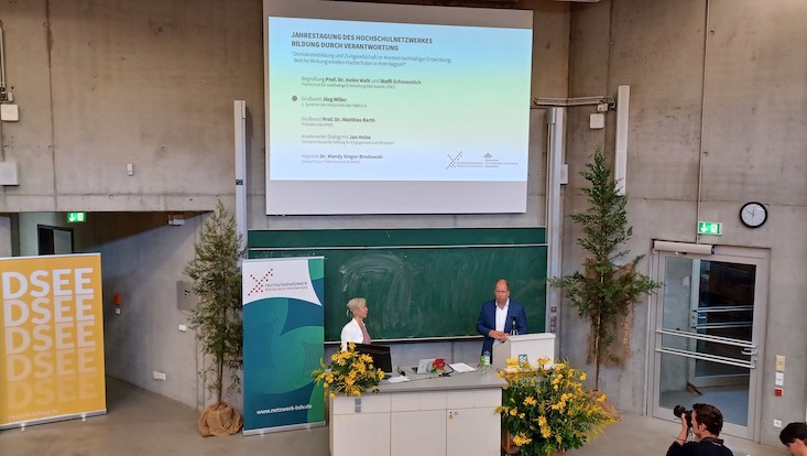 Foto Hörsaal Tagungsanfang DSEE und HbdV Banner 1