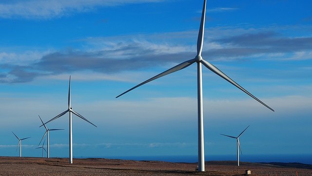 pa125426-640x361 Windräder in karger Landschaft vor blauem Himmel