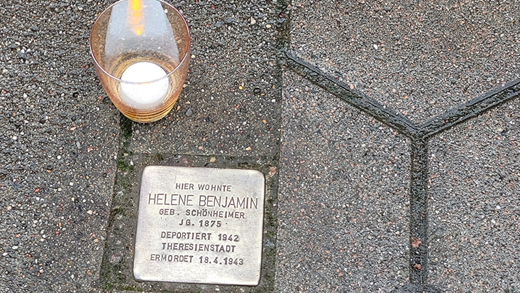 In den Gehweg eingelassene quadratische Messingplatte, Inschrift "Hier wohnte Helene Benjamin, geb. Schönheimer, Jahrgang 1875, deportiert 1942, Theresienstadt, ermordet 18.4.1943