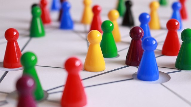 play-stone-1237458-1920-640x361 Spielsteine auf einem Brett