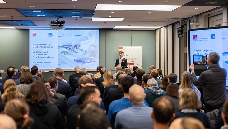 Publikum von hinten während des Vortrags