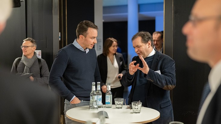 Bild einer Unterhaltung im Foyer