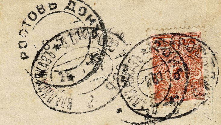 Russische Briefmarke und Stempel auf vergilbtem Papier
