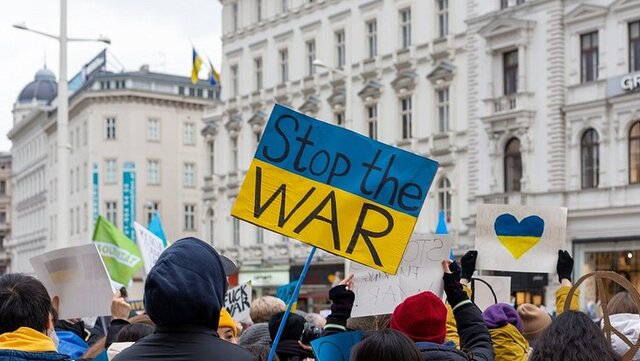 demonstration für frieden in der ukraine. ein schild wird in die luft gehalten, auf dem "stop the war" steht