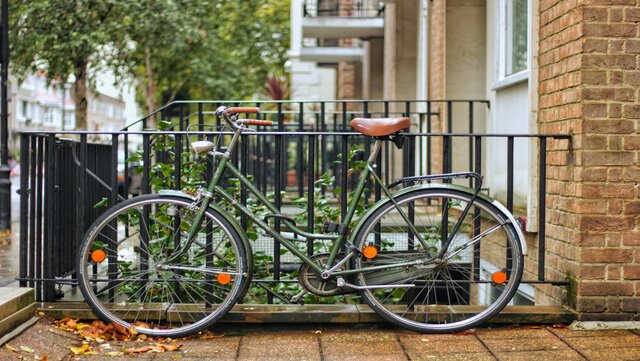 grünes-fahrrad-metin-ozer-unsplash grünes fahrrad an geländer gelehnt