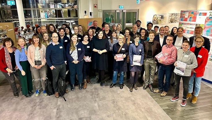 Eine Gruppe von Menschen posiert gemeinsam für ein Foto