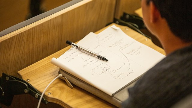 Student mit Schreibblock