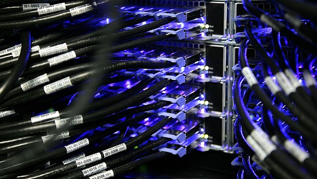 Rechner mit vielen schwarzen Kabeln