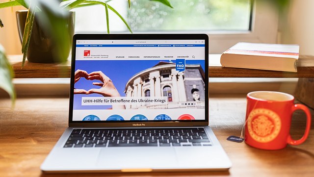 Laptop und Kaffeetasse