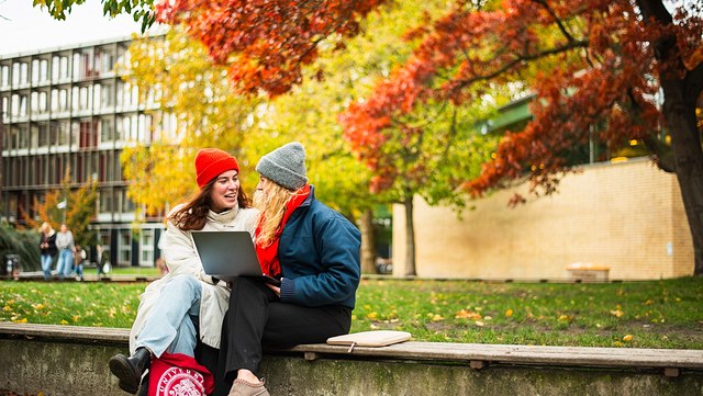 zwei Frauen unterhalten sich auf dem Campus