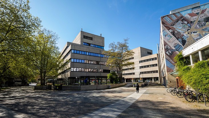 Blick auf den leeren Campus vor dem Wiwi-Bunker