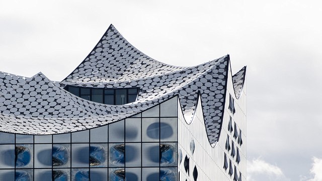 pexels-david-pohl-18923491-640x361 dach der elbphilharmonie