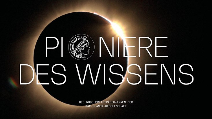 Foto einer Sonnenfinsternis: ein runder Kreis, der am Rand leuchtet auf schwarzen Hintergrund mit dem Schriftzug "Pioniere des Wissens"