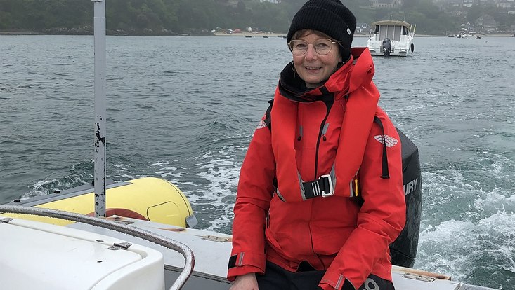 Forscherin auf Boot