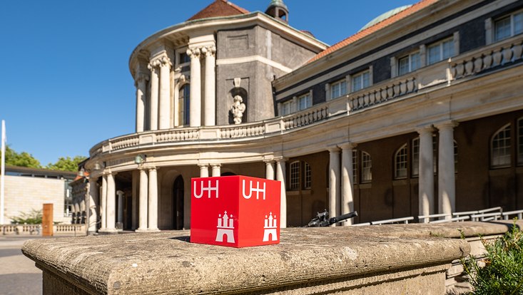 Hauptgebäude der UHH von der Seite