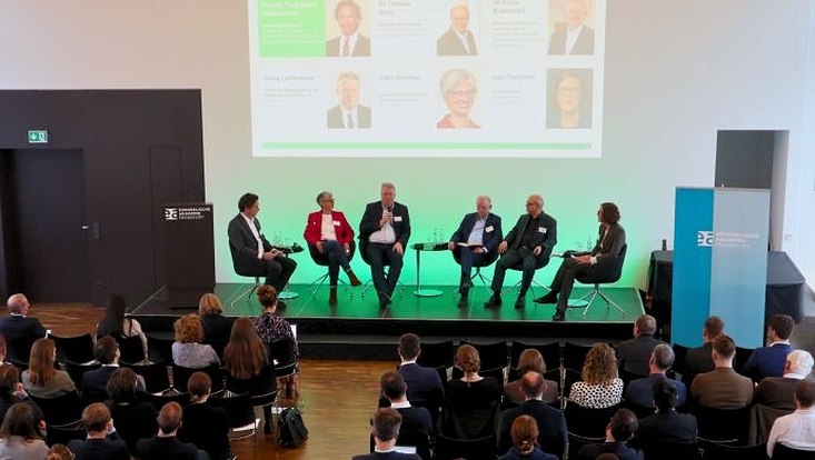 Blick auf die Teilnehmenden der Paneldiskussion beim SFCP-Dialogforum 2024