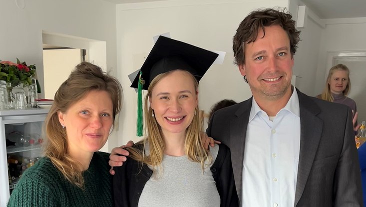 Dr. Lisa Scheitza nach ihrer Disputation mit Prof. Dr. Timo Busch und Prof. Dr. Jana-Michaela Timm