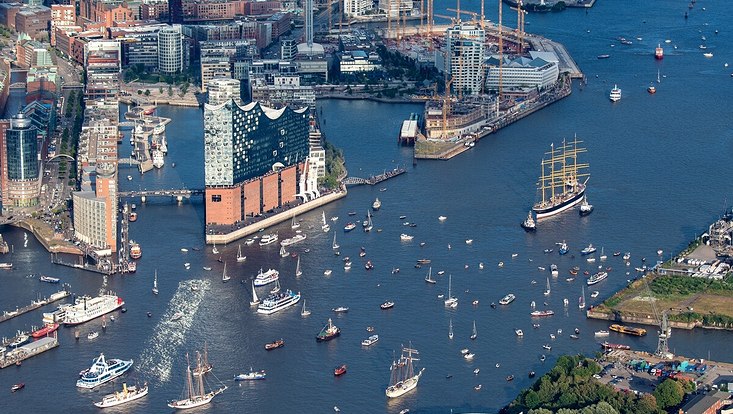 Der Hamburger Hafen aus der Luft gesehen.