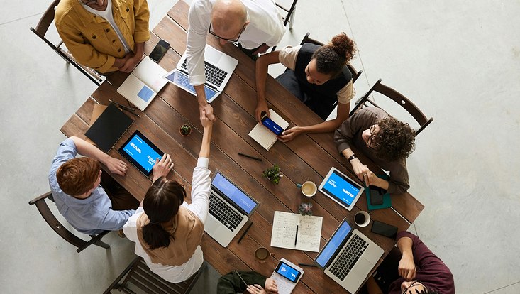 gruppenarbeit, menschen sitzen zusammen am tisch und arbeiten zusammen