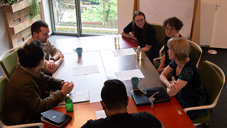 Student:innen bei der Gruppenarbeit