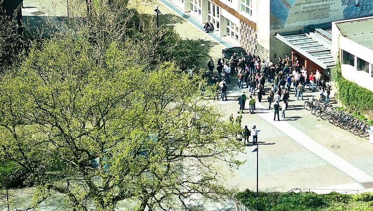 Gebäude des Fachbereichs Sozialökonomie mit Studierenden