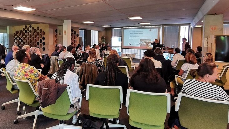 MSO-Veranstaltung im Haus des Engagements. Menschengruppe im Halbkreis bei Plenums-Besprechung und Vorträgen.