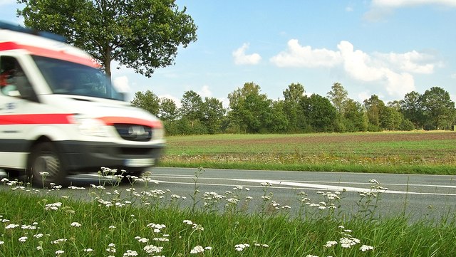 adobestock-35436311-640x361 Krankenwagen auf Landstraße
