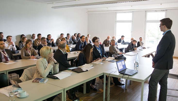 dggoe10 733x414 Vortrag im Seminarraum/ Presentation