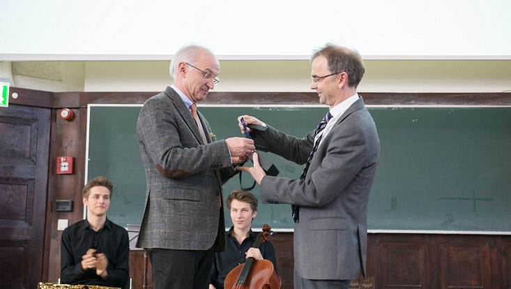 dggoe18 733x414 Überreichung Ehrung/ Presentation of honor