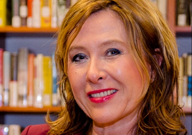 AlexandraManske_credits_friederike_Hentschel Alexandra Manske Portrait vor Bücherregal