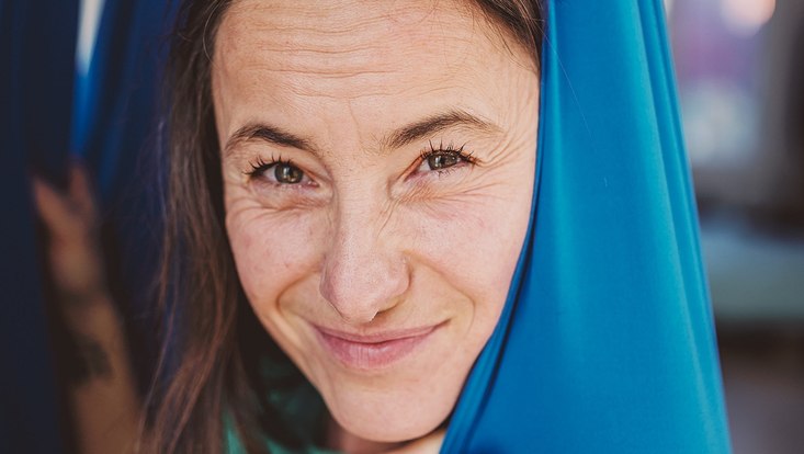 Portrait Frau in blauem Tuch