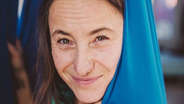 conscious-design--sddws5eq1s-unsplash-640x452 Portrait Frau in blauem Tuch