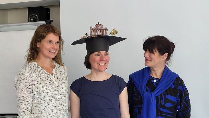 Lena Theiler (Mitte) mit ihren Gutachterinnen Prof. Dr. Simone Rödder (links) und Prof. Dr. Sabine Maasen (rechts)