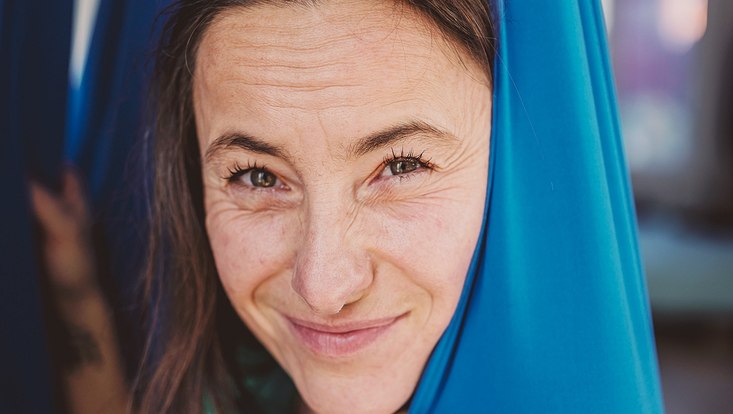 Frau verzieht das Gesicht