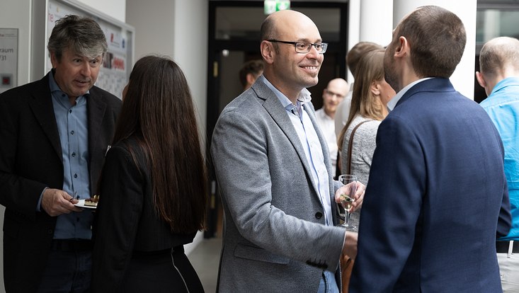 Menschen im Foyer/ People in the entrance hall