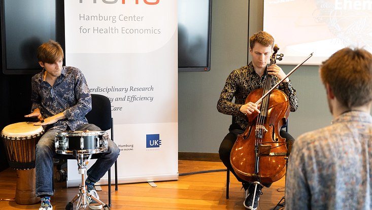 Menschen im Foyer/ People in the entrance hall