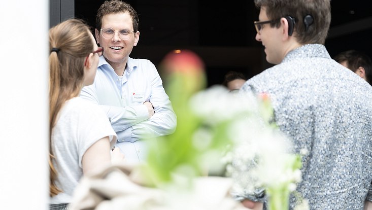 Menschen im Foyer/ People in the entrance hall