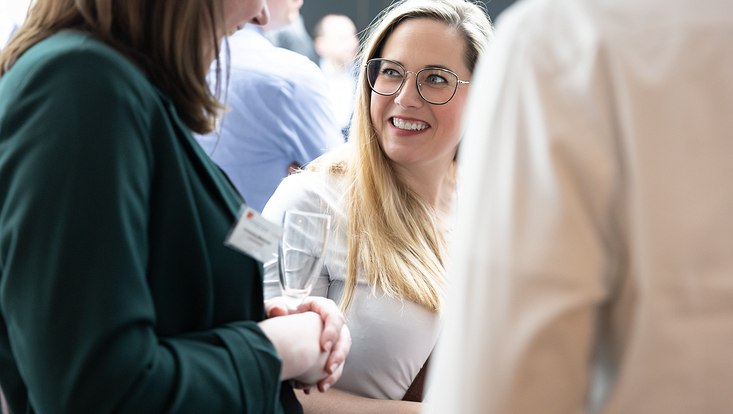 Menschen im Foyer/ People in the entrance hall