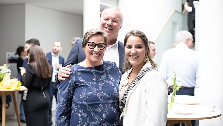 Menschen im Foyer/ People in the entrance hall