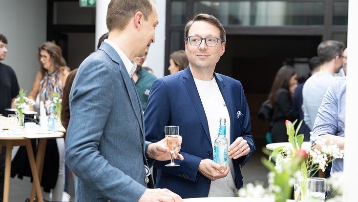 Menschen im Foyer/ People in the entrance hall
